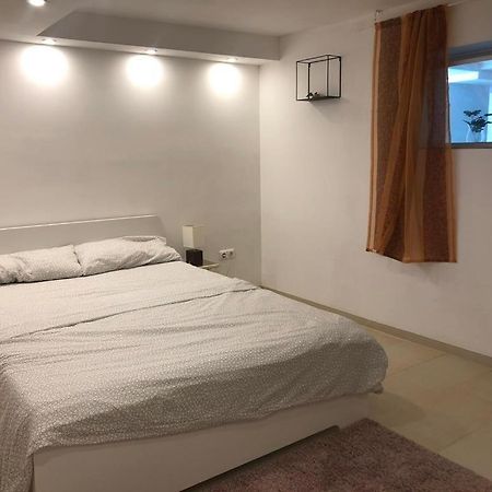 Bescheidene Untergeschoss Wohnung In Guter Lage. Cologne Luaran gambar