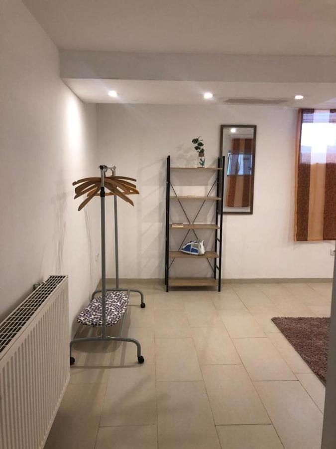 Bescheidene Untergeschoss Wohnung In Guter Lage. Cologne Luaran gambar